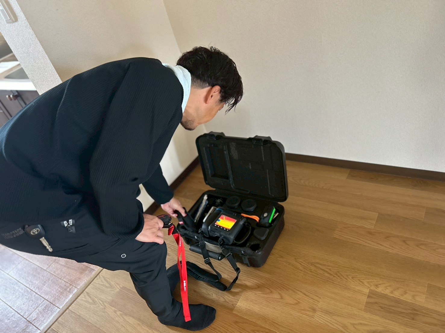 【小田原市マンション｜散水調査で雨漏り原因を特定｜室内への漏水が発生していましたが、目視だけでは原因の特定が難しかったため、散水調査を実施。各所へ順番に散水を行い、雨水の侵入経路を徹底的に確認しました。】